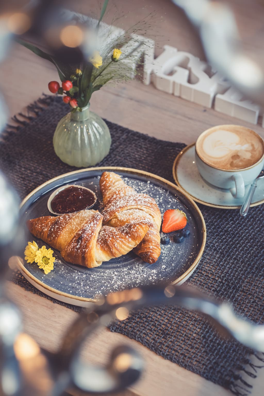 Croissants und Cappuccino zum Frühstück im Café in Sankt Gilgen