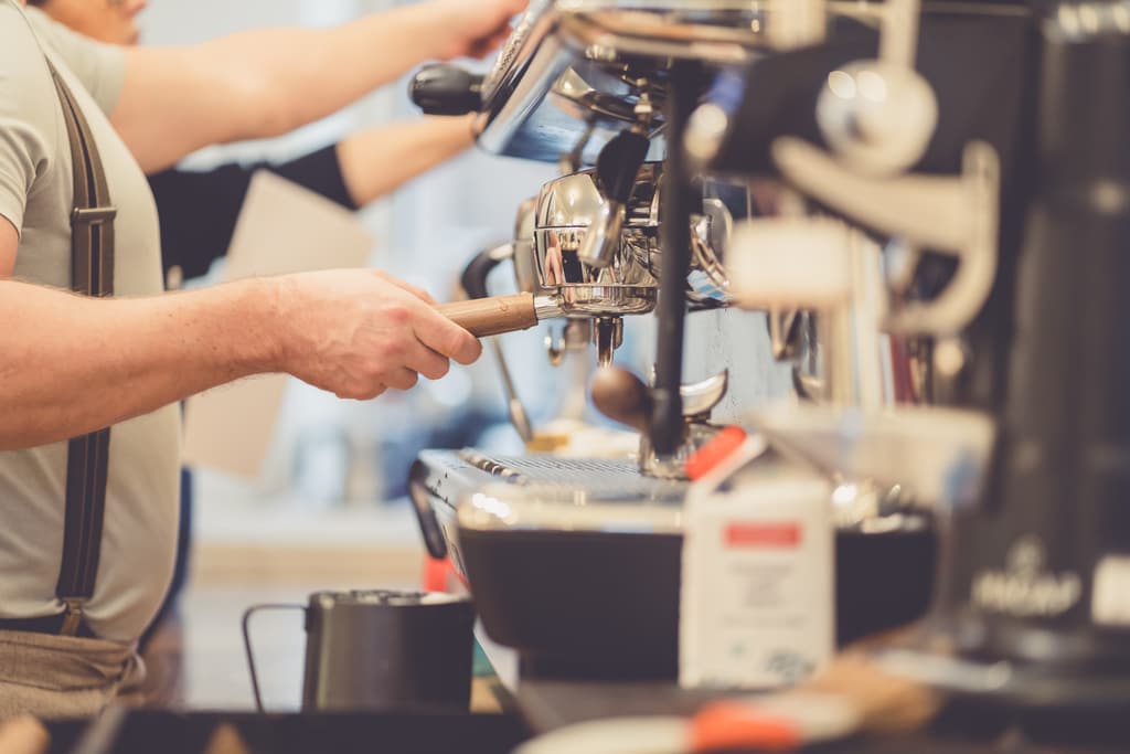 Barista an der La Cimbali Siebträgermaschine im Café LIVA in St. Gilgen