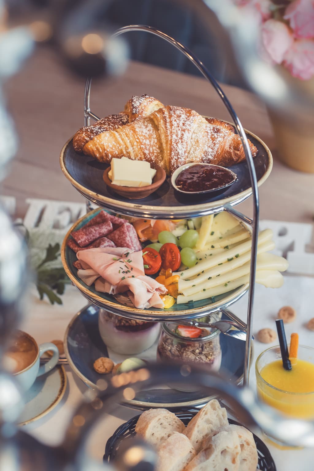 Frühstücks-Etagere mit Croissants, Käse und Granola im Café LIVA St. Gilgen