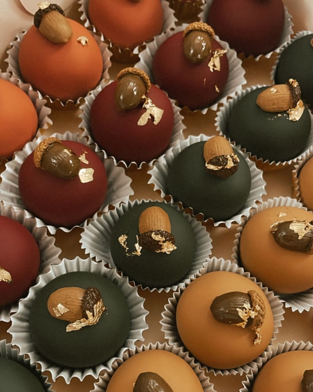 Herbstliche Pralinen mit Blattgold aus der Backwerkstatt vom Café LIVA