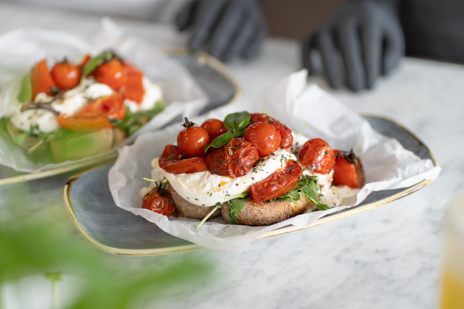 Sauerteigbrot mit Burrata und gerösteten Tomaten im Café LIVA St. Gilgen