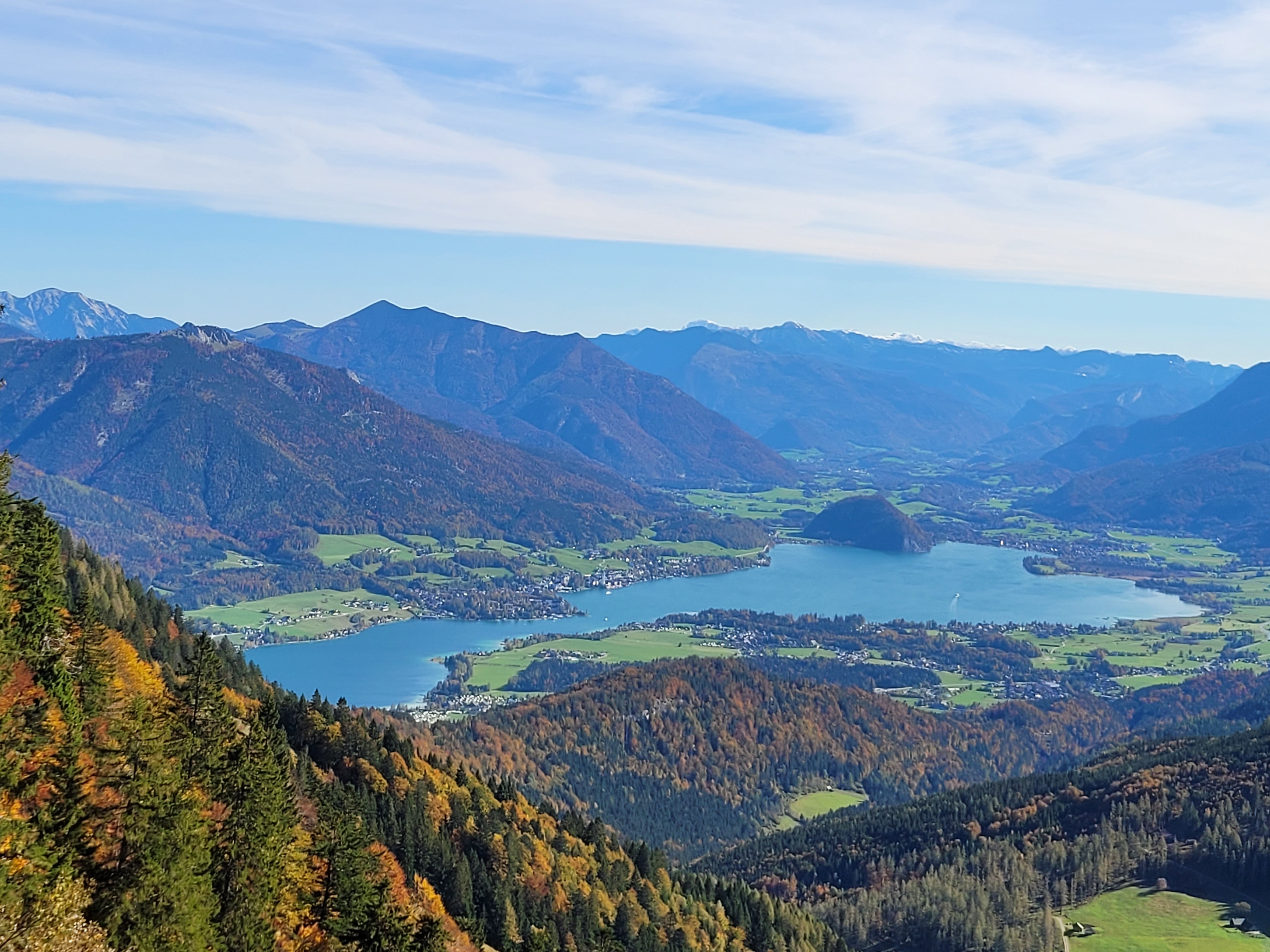 Blick vom Zwölferhorn auf den Wolfgangsee in Herbststimmung
